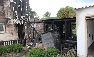 Die Feuerwehr konnte verhindern, dass der Brand komplett auf das Gebäude übergesprungen ist. - Martin Hostert