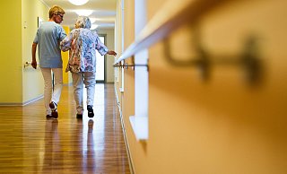 Die Arbeitsbedingungen in Senioreneinrichtungen, dem Klinkum oder der ambulanten Pflege müssen verbessert werden - darin sind sich die Landratskandidaten einig. - Christoph Schmidt/dpa