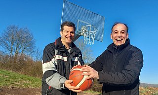 Die Betreiber des Freibades in Schieder, Frank Erbs (links) und Rolf Stanislawski, freuen sich, dass sie ihren Gästen mit dem neuen Basketball- und Soccerfeld eine weitere Attraktion anbieten können. - Michaela Weiße