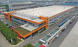 Moderne Produktion: Das typische Weidmüller Orange ist im chinesischen Suzhau unübersehbar. Auf 14.000 Quadratmetern gibt es mehr Platz. - Weidmüller/Carsten Nagel