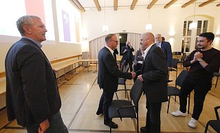 Der nur knapp unterlegene Kandidat der CDU und FDP, Heinz Blome (links), gratuliert dem künftigen Bürgermeister Heinz-Dieter Krüger (SPD). Noch-Bürgermeister Stefan Rother (ganz links) hat das Ergebnis kurz vorher verkündet. Ganz rechts freut sich der SPD-Stadtverbandsvorsitzende Celil Çelik. Im Hintergrund steht Rüdiger Krentz (Zweiter von rechts), der auch als parteiloser Kandidat für die Bürgermeister-Wahl angetreten war und für die Stichwahl dann SPD-Mann Krüger unterstützt hatte. Foto: Jost Wolf - Jost Wolf