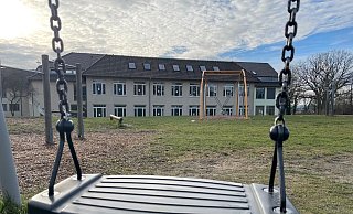 Das Schulgelände am Hermann-Vöchting-Gymnasium in Blomberg ist zurzeit verwaist. Die Spuren des Einbruchs von Anfang Januar sind bereits größtenteils beseitigt worden. - Seda Hagemann