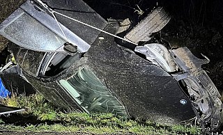 Der Dreier-BMW ist nach dem Überschlag auf der A 2 nur noch ein Wrack. - Autobahnpolizei