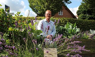 Friso Veldink, Bürgermeisterkandidat CDU Dörentrup, im heimischen Garten. - Katrin Kantelberg