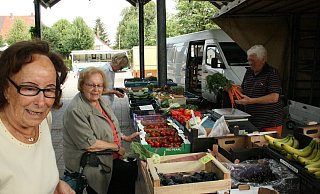 Auf dem Barntruper Wochenmarkt kaufen (von links) Magdalene Müller und Margret Wächter bei Gemüsehändler Erhard Merkel. Das Foto entstand im vergangenen Sommer.  - Archivfoto: Sylvia Frevert