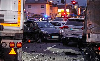 Ein Lastwagen ist im hessischen Limburg auf mehrere Fahrzeuge aufgefahren. Neun Menschen wurden dabei verletzt. Der Fahrer hatte den Lkw zuvor in unmittelbarer N&auml;he des Schauplatzes gestohlen. - Foto: Sascha Ditscher/dpa