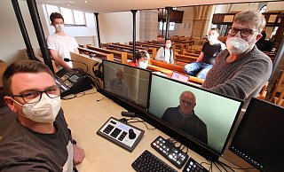 Julian Sasse (links) verfolgt, wie Pfarrer Peter Busse (links) und Kirchenvorstandsmittglied Hans-Peter Wegner auf den Monitoren zu sehen sind. Seine Mitstreiter im Technik-Team der evangelisch-reformierten Kirchengemeinde Hohenhausen sind (weiter von links) Tobias Finkbeiner, Jannik Vogt, Horst Hankemeier, Maurice Detering und Gemeindep&auml;dagoge J&ouml;rg B&ouml;nnemann. - Jens Rademacher
