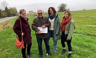Hier soll die Muster-Öko-Siedlung entstehen: Die grünen Ratsmitglieder Katrin Klei (von links), Reinhard Hanisch, Melanie Reichert und Wiebke Kopsieker stehen auf einem Feld am Fritz-Niewald-Weg (links im Bild). - Thomas Reineke