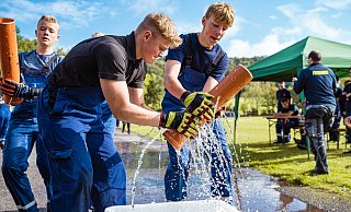 Jugendliche bei Spielen am Sonntag. Es gilt, möglichst viel Wasser von A nach B zu befördern. - FreitagTV