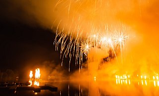Farbenknall: Das Feuerwerk am Schiedersee ist der Höhepunkt des Abends. - Raphael Bartling