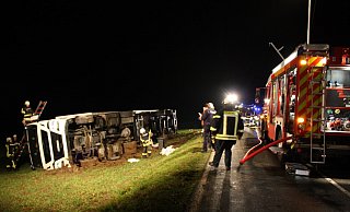 Für dieses voll beladene Lastwagengespann ist auf einem Acker neben der Bergheimer Straße (L 616) bei Heesten Endstation gewesen - Freiwillige Feuerwehr Horn-Bad Meinberg