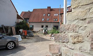 Stein des Anstoßes: Auf der ehemaligen Grünfläche hinter dem Restaurant am Ostertor sollen weitere Parkplätze entstehen. - Katrin Kantelberg Stein des Anstoßes: Auf der ehemaligen Grünfläche hinter dem Restaurant am Ostertor sollen weitere Parkplätze entstehen. - Katrin Kantelberg