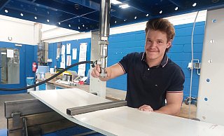 Moritz Meyer aus Lothe ist frisch gebackener Metallbaumeister. Er ist beim Fahrzeugbauer Spier im Steinheimer Ortsteil Bergheim in der Entwicklung beschäftigt. - Michaela Weiße
