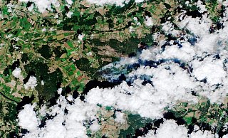 Eine Satellitenaufnahme zeigt den verheerenden Waldbrand bei L&uuml;btheen in Mecklenburg-Vorpommern. - Foto: ESA