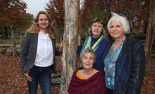 Grüne mit Kandidatin: Ewa Hermann (links) will Bürgermeisterin in Dörentrup werden. Sie wird unterstützt von (weiter von links) Ulrike Schmidtchen, Annegret Färber und Elisabeth Lange. - Jens Rademacher Grüne mit Kandidatin: Ewa Hermann (links) will Bürgermeisterin in Dörentrup werden. Sie wird unterstützt von (weiter von links) Ulrike Schmidtchen, Annegret Färber und Elisabeth Lange. - Jens Rademacher