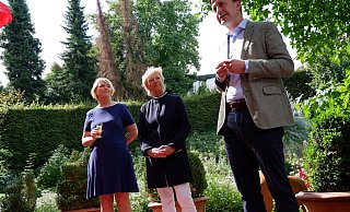 Simone (links) und Friederike Strate im Gespräch mit Generalsekretär Paul Ziemiak. - Lorraine Brinkmann Simone (links) und Friederike Strate im Gespräch mit Generalsekretär Paul Ziemiak. - Lorraine Brinkmann