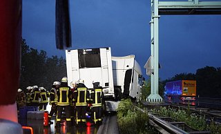 Nach einem Unfall ist die A2 am Freitagmorgen für mehrere Stunden teilweise gesperrt. - Feritag-TV