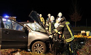 Die Einsatzkräfte der Feuerwehr öffnen nach dem schweren Unfall auf der Heerserheider Straße in Bad Salzuflen den Motorraum des VW Polos, um die Batterie abzuklemmen. - Daniel Hobein / Feuerwehr Bad Salzuflen