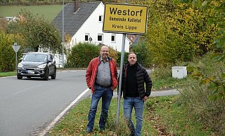 Hier gehts rein: Axel Bünger (links) und Fabian Grundmann in Westorf. - Axel Bürger
