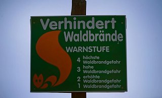 Der Deutsche Wetterdienst bewertet das Waldbrandrisiko in Stufen. Bei starkem Risiko darf die Forstbehörde sogar ein Betretungsverbot verhängen. - Foto: Franziska Gabbert/dpa-tmn Der Deutsche Wetterdienst bewertet das Waldbrandrisiko in Stufen. Bei starkem Risiko darf die Forstbehörde sogar ein Betretungsverbot verhängen. - Foto: Franziska Gabbert/dpa-tmn