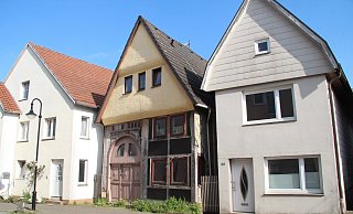 Das Haus in der Mitte hat schon bessere Tage gesehen. Solche Gebäude muss man nicht abreißen. Das Förderprogramm „Jung kauft Alt" bietet Werkzeuge, mit denen potenzielle Käufer das Risiko abschätzen und einen Zuschuss zu den Kosten bekommen können. - Dieter Asbrock