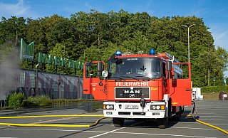 Lang geplant war die Feuerwehrübung am Marktkauf in Barntrup. Diese wurde aber jäh wegen eines echten Einsatzes abgebrochen. - Freitag TV