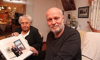 Mutter Uschi und Bruder Dirk sehen Frank-Walter Steinmeier häufig – allerdings meist im Fernsehen oder, wie hier, in einem der Bildbände, die von seinen Reisen als Bundespräsident angefertigt werden. - Silke Buhrmester(LZ)