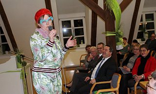 Die Kabarettistin „Hettwich vom Himmelsberg" hat beim Neujahrsempfang der Wirtschaftsinitiative (WIR) Schieder-Schwalenberg für gute Unterhaltung im Bürgersaal des Rathauses gesorgt. - Michaela Weiße