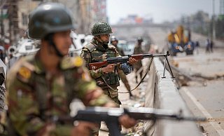 Streitkräfte stehen Wache in der Hauptstadt Dhaka - Rajib Dhar/AP/dpa Streitkräfte stehen Wache in der Hauptstadt Dhaka - Rajib Dhar/AP/dpa