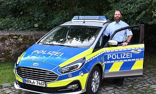 Der Bezirk von Jan Batzer ist groß, er erstreckt sich von der Innenstadt bis nach Voßheide und Wahmbeckerheide. Dafür muss der 39-Jährige auch immer wieder ins Dienstauto steigen. Ansonsten ist er gerne auch zu Fuß als Ansprechpartner für die Bürger unterwegs.  - Polizei
