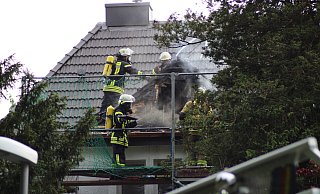 Die Freiwillige Feuerwehr Bad Salzuflen musste am Nachmittag einen Dachstuhlbrand löschen.  - Feuerwehr Bad Salzuflen