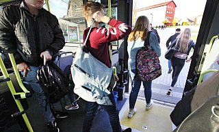 Mit dem Deutschlandticket kommen die Schüler weit über Lemgo hinaus. Doch dafür müssen in Lemgo die Familien weiterhin einen Eigenanteil zahlen. - Vera Gerstendof-Welle/Archivfoto
