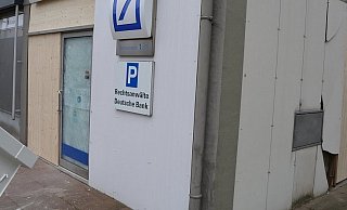 Die Selbstbedienungsfiliale der Deutschen Bank ist nach der Sprengung des Geldautomaten erst einmal mit Holzplatten gesichert. - Karin Prignitz Die Selbstbedienungsfiliale der Deutschen Bank ist nach der Sprengung des Geldautomaten erst einmal mit Holzplatten gesichert. - Karin Prignitz
