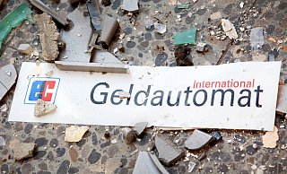 Geldautomaten-Attacken sind in NRW erneut stark r&uuml;ckl&auml;ufig. (Symbolbild) - Patrick Pleul/dpa-Zentralbild/dpa