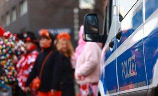 Der Straßenkarneval steht dieses Jahr unter erhöhtem Polizeischutz. - Rolf Vennenbernd/dpa Der Straßenkarneval steht dieses Jahr unter erhöhtem Polizeischutz. - Rolf Vennenbernd/dpa