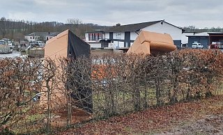 Zwei Polstergarnituren sind am Sonntag einfach auf das Grundstück des Bauhofs geworfen worden. - Stadt Schieder-Schwalenberg