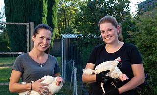 Daniela Tesche (rechts) setzt sich f&uuml;r ausgediente Legehennen ein. Sie vermittelt die Tiere in eine artgerechte Haltung. Jana Prehm nimmt vier Hennen mit nach Hause. - Patrizia Lerch
