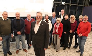 Die Oerlinghauser Sozialdemokraten haben Peter Heepmann (vorn) als ihren Kandidaten für die Bürgermeisterwahl im September benannt. Um einen Sitz im Rat bewerben sich bei der Kommunalwahl zudem Matthias Brune (von links), Peter Jong, Reinhard Wollny, Sandra Neuber-Richeton, Jürgen Nolte, Ursula Flehmer, Volker Neuhöfer, Patrick Kissner, Susanne Schellhase, Angela Paporovic und Andreas Berkemeier. Foto: Knut Dinter - Knut Dinter Die Oerlinghauser Sozialdemokraten haben Peter Heepmann (vorn) als ihren Kandidaten für die Bürgermeisterwahl im September benannt. Um einen Sitz im Rat bewerben sich bei der Kommunalwahl zudem Matthias Brune (von links), Peter Jong, Reinhard Wollny, Sandra Neuber-Richeton, Jürgen Nolte, Ursula Flehmer, Volker Neuhöfer, Patrick Kissner, Susanne Schellhase, Angela Paporovic und Andreas Berkemeier. Foto: Knut Dinter - Knut Dinter