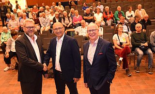 Redakteur Gunter Held (r.) begrüßt die beiden demokratischen Bürgermeisterkandidaten Peter Heepmann (SPD, l.) und Carsten Ehmer (CDU) zur Podiumsdiskussion in der Aula des Niklas-Luhmann-Gymnasiums. - Karin Prignitz Redakteur Gunter Held (r.) begrüßt die beiden demokratischen Bürgermeisterkandidaten Peter Heepmann (SPD, l.) und Carsten Ehmer (CDU) zur Podiumsdiskussion in der Aula des Niklas-Luhmann-Gymnasiums. - Karin Prignitz
