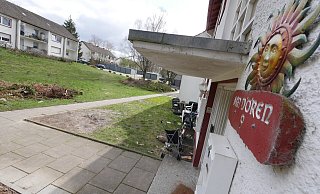 In der Augustdorfer Siedlung "Am Dören" gibt es immer wieder mal Probleme mit Unrat. Einige wenige Mieter halten sich ungern an Regeln. Zusätzlich sind die Häuser baulich in einem sehr schlechten Zustand. - Archivfoto: Jost Wolf