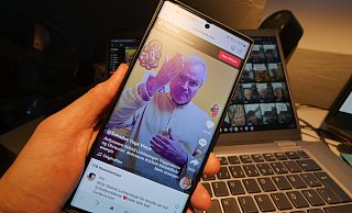Mit Skibidi-Clips ist Sukadev Bretz derzeit sehr produktiv. Auf seinem TikTok-Kanal (im Hintergrund) sind hunderte Kurzvideos zu sehen, in denen der Yoga-Vidya-Leiter die Segensbitten - auch von vielen Schülern - erfüllt. - Jost Wolf Mit Skibidi-Clips ist Sukadev Bretz derzeit sehr produktiv. Auf seinem TikTok-Kanal (im Hintergrund) sind hunderte Kurzvideos zu sehen, in denen der Yoga-Vidya-Leiter die Segensbitten - auch von vielen Schülern - erfüllt. - Jost Wolf