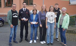 Albert Holtkamp (von links) übergibt die Spenden an die Vertreter der Vereine, Fynn Mundhenk, Ingrid Hornung, Tim-Malte Gut, Maja Fiene, Marie Thoren, Pascal Holzkämper und Bettina Schröder. - Michaela Weiße Albert Holtkamp (von links) übergibt die Spenden an die Vertreter der Vereine, Fynn Mundhenk, Ingrid Hornung, Tim-Malte Gut, Maja Fiene, Marie Thoren, Pascal Holzkämper und Bettina Schröder. - Michaela Weiße