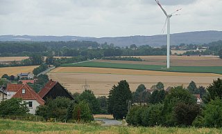 Der typische Blick: Wer von Detmold über Wahmbeckerheide nach Lemgo fährt, schaut auf der Kuppe Richtung Windrad. Auch auf der Gauseköte könnten neue Anlagen entstehen. - Axel Bürger(LZ)