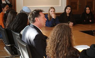 Bürgermeister Frank Hilker diskutiert mit Schülerinnen und Schülern aus Hasselt und Detmold. - Stadt Detmold Bürgermeister Frank Hilker diskutiert mit Schülerinnen und Schülern aus Hasselt und Detmold. - Stadt Detmold