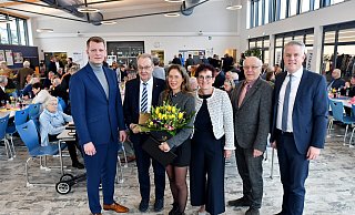 Gemeinsam beim FDP-Neujahrsempfang: Festredner und FDP-Landesvorsitzender Henning Hoene (von links), Peter Meier (35-jährige Parteizugehörigkeit), dessen Tochter Sina Froese (25 Jahre), stellvertretende Stadtverbandsvorsitzende Viola Brüntrup, Redner Martin Lehmann und Tobias Jaehn, Stadtverbandsvorsitzender. - Gunter Held