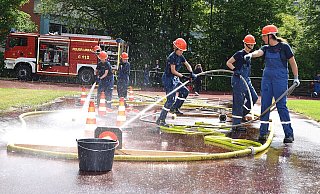 Jugendliche vom Team Detmold-Süd, die später den dritten Platz belegen, versuchen, mit dem Wasserschlauch Bälle über Hindernisse ins Ziel zu befördern. Foto: Karin Prignitz - Karin Prignitz Jugendliche vom Team Detmold-Süd, die später den dritten Platz belegen, versuchen, mit dem Wasserschlauch Bälle über Hindernisse ins Ziel zu befördern. Foto: Karin Prignitz - Karin Prignitz