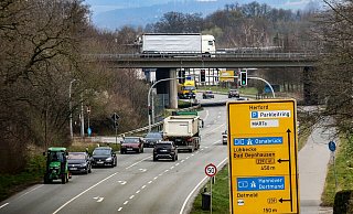 Die Auf- und Abfahrtsarme zur B239 von der Bielefelder Straße in Herford werden ab dem 31. März saniert. Wegen der Bauarbeiten wird die wichtige Verkehrsachse für die Zeit zur Einbahnstraße. - Daniel Salmon Die Auf- und Abfahrtsarme zur B239 von der Bielefelder Straße in Herford werden ab dem 31. März saniert. Wegen der Bauarbeiten wird die wichtige Verkehrsachse für die Zeit zur Einbahnstraße. - Daniel Salmon