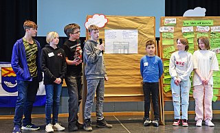 Die Gruppe "L&auml;den" stellt ihre Ergebnisse der Gruppenarbeit vor. - Nicole Ellerbrake