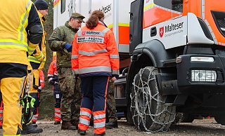 Vor der Fahrt ins Gelände werden um die Reifen Schneeketten angebracht. Bei der Bundeswehr werden diese Gleitschutzketten genannt. Nicht nur bei winterlicher Witterung sind diese von Nutzen, im matschigen Gelände geben sie Extra-Grip. (Bundeswehr/Celine Liebner) - Bundeswehr/Celine Liebner Vor der Fahrt ins Gelände werden um die Reifen Schneeketten angebracht. Bei der Bundeswehr werden diese Gleitschutzketten genannt. Nicht nur bei winterlicher Witterung sind diese von Nutzen, im matschigen Gelände geben sie Extra-Grip. (Bundeswehr/Celine Liebner) - Bundeswehr/Celine Liebner