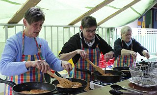 Bereits seit 2012 stehen Petra Joneleit, Katrin Münch und Renate Betschen (von links) beim Beller Schnirz an den Pfannen und brutzeln den traditionellen Lippischen Pickert. Ob mit Leberwurst oder Rübenkraut, der Pickert ist bei Jung und Alt gleichwohl beliebt. - Juliana Szabo Bereits seit 2012 stehen Petra Joneleit, Katrin Münch und Renate Betschen (von links) beim Beller Schnirz an den Pfannen und brutzeln den traditionellen Lippischen Pickert. Ob mit Leberwurst oder Rübenkraut, der Pickert ist bei Jung und Alt gleichwohl beliebt. - Juliana Szabo